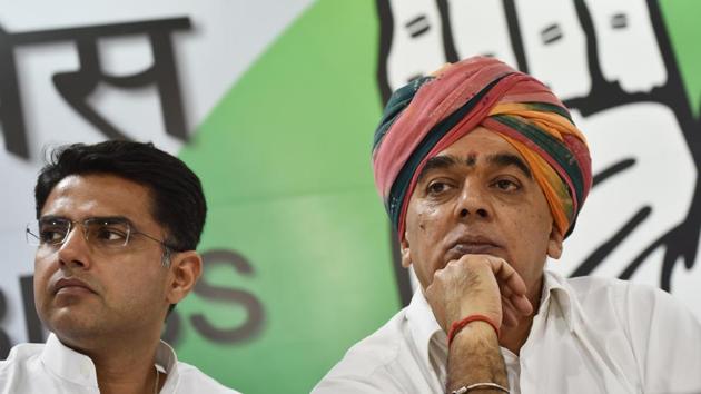 Rajasthan BJP MLA Manvendra Singh, who is the son of former Union minister Jaswant Singh joins Congress party at AICC in New Delhi. Congress leaders believe his joining the party will help bring in Rajput votes in the assembly polls. (Vipin Kumar / HT Photo)