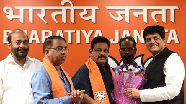 Congress sitting MLA's from Goa Subhash Shirodhkar (2L) and Dayanad Satope (3L) join Bhartiya Janata Party in presence of Union miniter Piyush Goyal (R) at BJP head quarter in New Delhi Tuesday, October 16. (Mohd Zakir/HT PHOTO) Congress sitting MLA's from Goa Subhash Shirodhkar (2L) and Dayanad Satope (3L) join Bhartiya Janata Party in presence of Union miniter Piyush Goyal (R) at BJP head quarter in New Delhi Tuesday, October 16. (Mohd Zakir/HT PHOTO)
