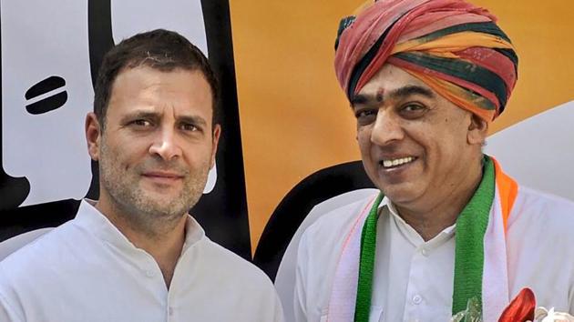 Rahul Gandhi with BJP MLA Manvendra Singh who joined the Congress in New Delhi, Wednesday, Oct 17, 2018.(PTI) Rahul Gandhi with BJP MLA Manvendra Singh who joined the Congress in New Delhi, Wednesday, Oct 17, 2018.(PTI)