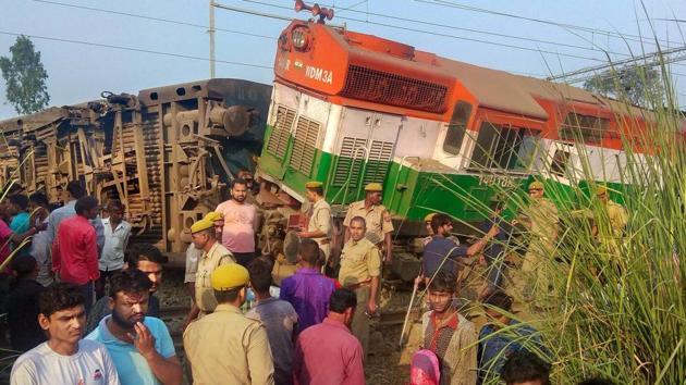Police and locals at the site of the accident where eight coaches and the engine of the New Farakka Express train derailed near Raebareli, Wednesday, Oct 10, 2018.(PTI) Police and locals at the site of the accident where eight coaches and the engine of the New Farakka Express train derailed near Raebareli, Wednesday, Oct 10, 2018.(PTI)