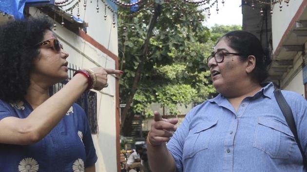 Former TV producer, director and writer Vinita Nanda walks along with friends outside a police station after filling a complaint against actor Alok Nath in Mumbai.(AP)