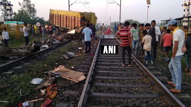 A truck driver died after he rammed a manned level crossing between Godhra and Ratlam and hit Trivandrum Rajdhani train on Thursday.(ANI photo)