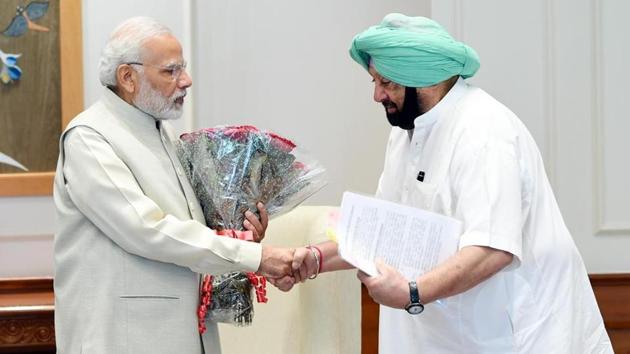 Capt Amarinder met Narendra Modi in Delhi on Thursday to press for compensation to farmers in lieu of stubble burning.(ANI) Capt Amarinder met Narendra Modi in Delhi on Thursday to press for compensation to farmers in lieu of stubble burning.(ANI)