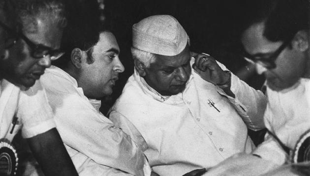 October 21, 1980: ND Tiwari with Rajiv Gandhi during a AICC Meeting in 1980. Veteran politician ND Tiwari, who suffered multiple organ failure in July, passed away on October 18, 2018.(HT Archive)