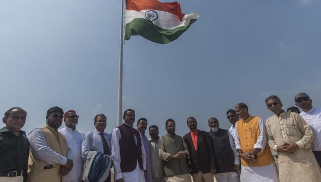 Minority affairs minister Mukhtar Abbas Naqvi (fourth from left) and other officials hoist the national flag at the Haj House in Mumbai, Wednesday, October 17, 2018.(Pratik Chorge/HT Photo)