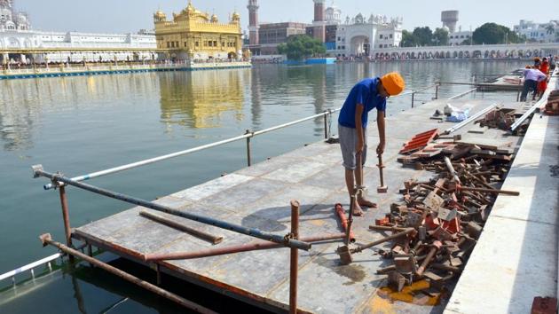 SGPC plan to light 4 lakh earthen lamps on one side of the sarovar (holy tank) at the Golden Temple on Parkash Gurpurb on October 26. (Sameer Sehgal/HT) SGPC plan to light 4 lakh earthen lamps on one side of the sarovar (holy tank) at the Golden Temple on Parkash Gurpurb on October 26. (Sameer Sehgal/HT)