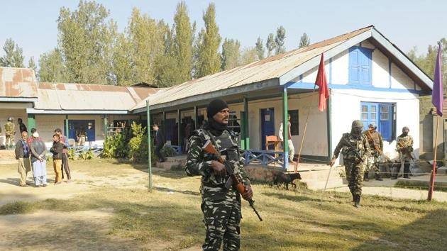 Paramilitary soldiers stand guard near outside the polling both in Hamdaniya colony area of Srinagar, Jammu and Kashmir, on Monday, October 08, 2018. (Waseem Andrabi / HT Photo) Paramilitary soldiers stand guard near outside the polling both in Hamdaniya colony area of Srinagar, Jammu and Kashmir, on Monday, October 08, 2018. (Waseem Andrabi / HT Photo)