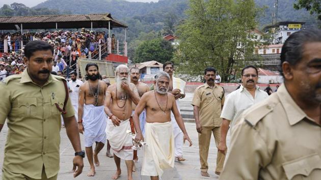 The Supreme Court ruling to allow women of all ages to enter Sabarimala temple has resulted in an intense standoff between devotees and the Kerala government.(Vivek Nair / HT Photo)