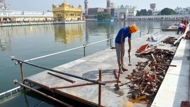 SGPC had planned to light 4 lakh earthen lamps on one side of the sarovar (holy tank) at the Golden Temple on Parkash Gurpurb on October 26. (Sameer Sehgal/HT)) SGPC had planned to light 4 lakh earthen lamps on one side of the sarovar (holy tank) at the Golden Temple on Parkash Gurpurb on October 26. (Sameer Sehgal/HT))