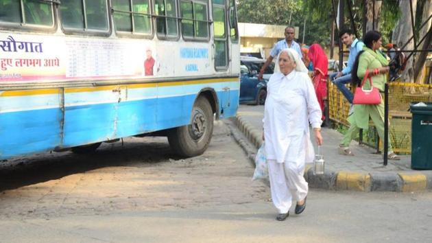 Hundreds of commuters were stranded across Haryana on Thursday, the third day of the roadways employees’ strike against the government’s move to induct 700 private buses.(HT Photo) Hundreds of commuters were stranded across Haryana on Thursday, the third day of the roadways employees’ strike against the government’s move to induct 700 private buses.(HT Photo)