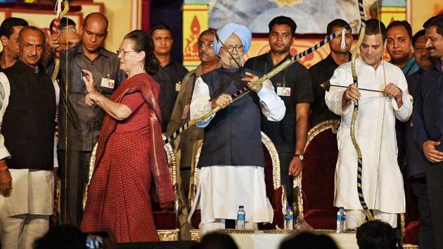 Former prime minister Manmohan Singh, congress leader Sonia Gandhi and congress president Rahul Gandhi get ready with bows and arrows to burn effigies of Ravana at Redfort in New Delhi. (Raj K Raj / HT Photo) Former prime minister Manmohan Singh, congress leader Sonia Gandhi and congress president Rahul Gandhi get ready with bows and arrows to burn effigies of Ravana at Redfort in New Delhi. (Raj K Raj / HT Photo)