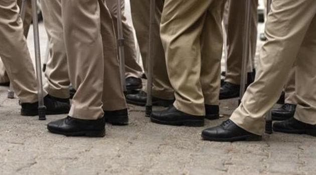 The incident of a Gurugram sub-inspector being allegedly attacked by a UP cop came to light On Wednesday evening when a person called the emergency police number ‘100’ and complained that the accused was fighting with him over a disputed property.(HT File / Representative Image)