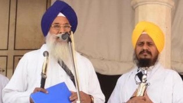 Giani Gurbachan Singh reading out a hukamnama at the Akal Takht in the Golden Temple.(HT File)