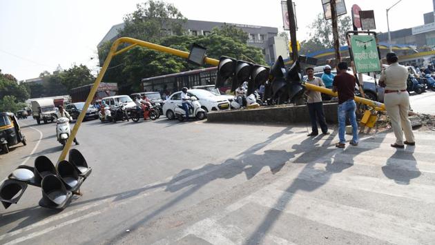 A traffic signal collapsed at Mahavir chowk at Chinchwad station on Wednesday disturbing traffic at the area. (HT PHOTO) A traffic signal collapsed at Mahavir chowk at Chinchwad station on Wednesday disturbing traffic at the area. (HT PHOTO)