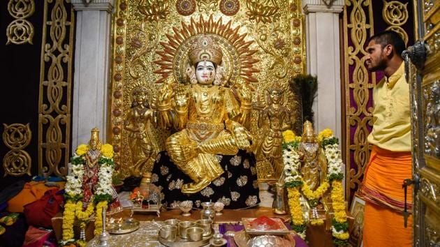 Goddess Mahalaxmi is decked up in a gold sari weighing 13 kilogrammes at the Mahalaxmi temple in Sarasbaug on Wednesday, on the eve of Dussehra. (SANKET WANKHADE/HT PHOTO) Goddess Mahalaxmi is decked up in a gold sari weighing 13 kilogrammes at the Mahalaxmi temple in Sarasbaug on Wednesday, on the eve of Dussehra. (SANKET WANKHADE/HT PHOTO)