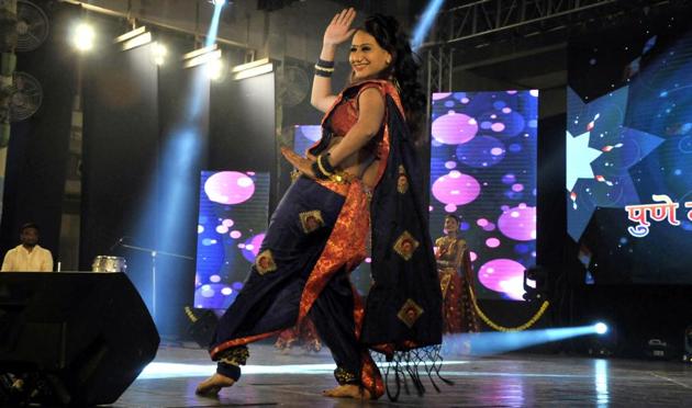 Artistes perform Lavani (folk dance) during Pune navratra mahotsav at Ganesh Kala Krida Manch on Sunday. (HT PHOTO) Artistes perform Lavani (folk dance) during Pune navratra mahotsav at Ganesh Kala Krida Manch on Sunday. (HT PHOTO)