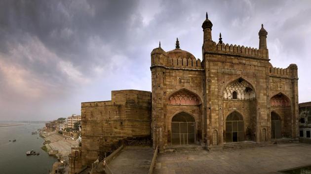 Photographer Amit Pasricha’s project puts the spotlight on monuments like the Alamgir mosque, built by Aurangzeb in 1669. The structure with a three-chambered facade was once accentuated by a pair of slender corner minarets that rose 50 metres above the terrace.