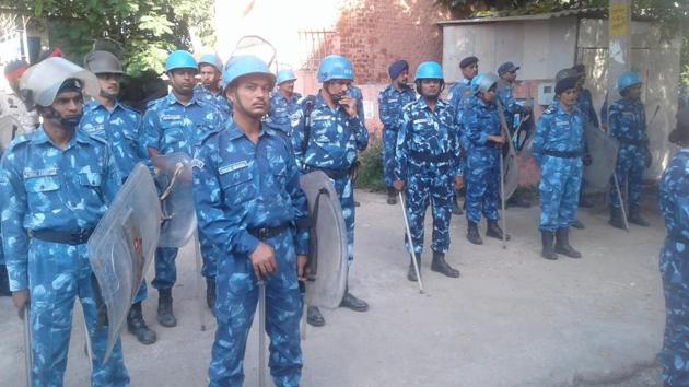 Rapid action force deployed outside postmortem house in Amritsar. (sameer sehgal)