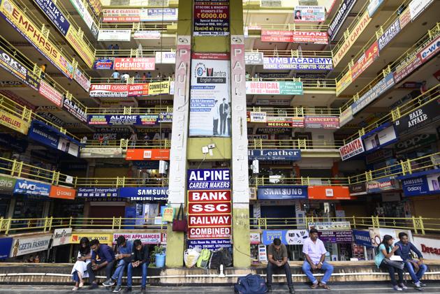 Five storeys of hoardings greet students at an ‘education mall’ in Lalpur, an IIT-JEE coaching hub in Ranchi. The number of coaching centres has shot up from 200 in 2012 to about 10,000 this year, according to the Jharkhand Coaching Association.(Sanchit Khanna / HT Photo)