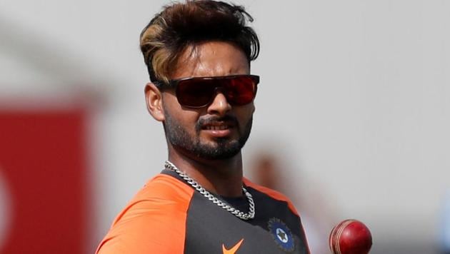 Rishabh Pant sets social media on fire, again; shares 'happy' selfie with  girlfriend - The Economic Times