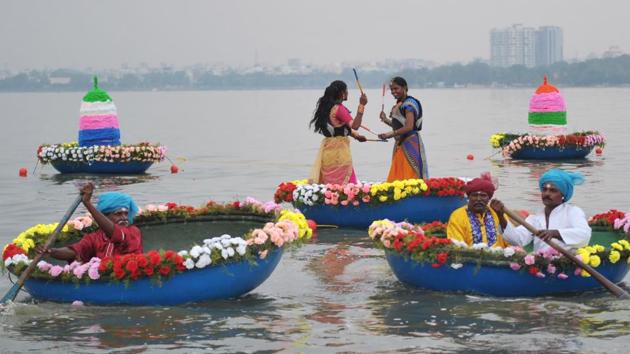 Indian fishermen paddle as young women sailors (C) from the Yatch club perform the traditional dance on the flower decorated coracles on Hussain Sagar Lake, celebrating the ‘Bathukamma’ or ‘Life Giver’ Festival in Hyderabad, Telangana. (Noah Seelam / AFP) Indian fishermen paddle as young women sailors (C) from the Yatch club perform the traditional dance on the flower decorated coracles on Hussain Sagar Lake, celebrating the ‘Bathukamma’ or ‘Life Giver’ Festival in Hyderabad, Telangana. (Noah Seelam / AFP)