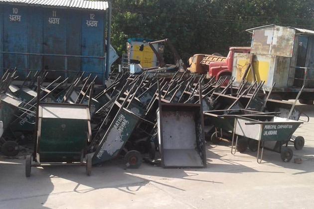 Wheelbarrows lying unused at Jalandhar MC workshop.(Pardeep Pandit/HT)