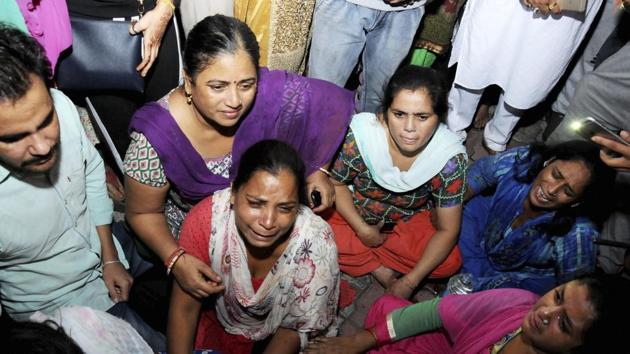 Relatives grieve for the victims of the Amritsar train accident.(PTI)