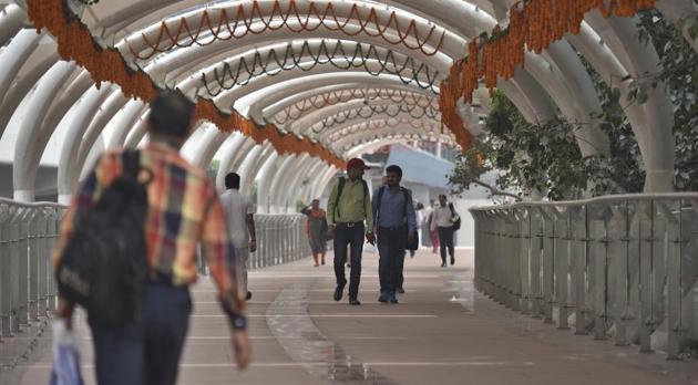 Commuters walk on the ITO Skywalk after its inauguration for general public on Monday, at Tilak marg Chowk in New Delhi, India, on Tuesday, October 16, 2018. (Raj K Raj/Hindustan Times) Commuters walk on the ITO Skywalk after its inauguration for general public on Monday, at Tilak marg Chowk in New Delhi, India, on Tuesday, October 16, 2018. (Raj K Raj/Hindustan Times)