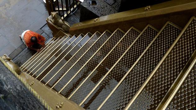 A devotee climbs the holy eighteen golden steps to reach the Ayyapa temple in Sabarimala on October 18, 2018. (AFP photo) A devotee climbs the holy eighteen golden steps to reach the Ayyapa temple in Sabarimala on October 18, 2018. (AFP photo)