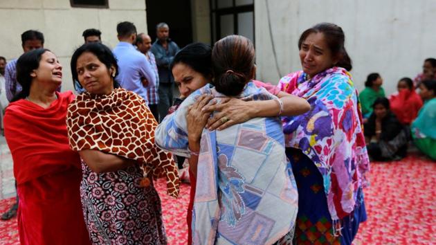 Family members grieve for the victims of the Amritsar train accident.(Reuters)