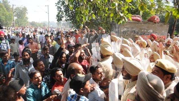 People protest after the Amritsar train accident on Saturday.(Pardeep Pandit/HT Photo)