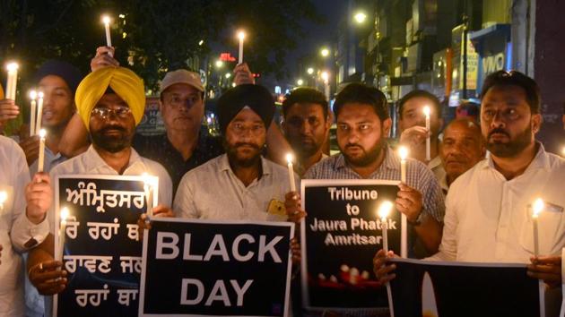 Members of National Human Rights and crime control organisation participate in a candlelight vigil to pay tribute to victims of Amritsar train accident.(Sameer Sehgal/HT Photo)