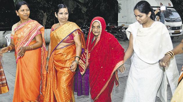 Gahubai Nivangune (in red saree) playing the traditional ‘Bhondla’ dance. (Ravindra Joshi/HT PHOTO) Gahubai Nivangune (in red saree) playing the traditional ‘Bhondla’ dance. (Ravindra Joshi/HT PHOTO)