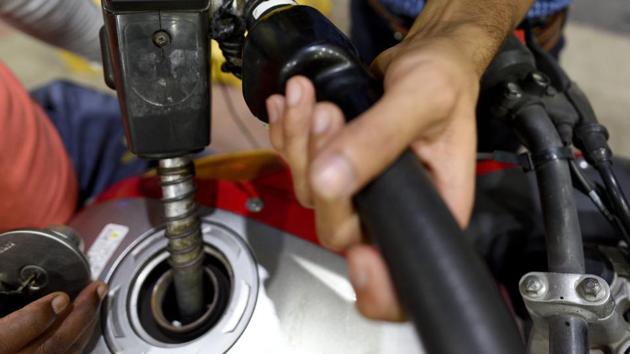 Petrol and diesel prices were cut for the fourth straight day Sunday on softening international oil prices, providing some relief to consumers battered by two months of relentless rate hikes. (HT File Photo) Petrol and diesel prices were cut for the fourth straight day Sunday on softening international oil prices, providing some relief to consumers battered by two months of relentless rate hikes. (HT File Photo)