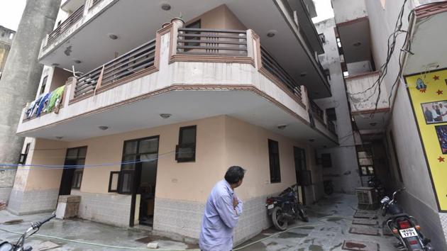 Outside view Aman Apartment where the man and his three sisters were found hanging, at C 31, Faridabad.(Sanjeev Verma/HT PHOTO)