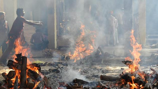 Mss funeral of victims of train accident in Amritsar.(PTI Photo)