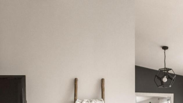 The minimal way: Minimalism isn’t as easy as it sounds in the head. It’s a hard task to create a clutter-free space with limited choices. Less is more is the current state of mind. The key is to get furniture that suffices for most of your day-to-day requirements and very subtle accessories that are not in the face and merge well with the space without being the odd one out. (uNSPLASH.COM)