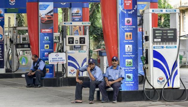 Around 400 fuel stations in the national capital began a 24-hour shutdown to press the Delhi government to slash value-added tax (VAT) on the key transport fuels to cut their losses.(Kunal Patil/HT File Photo)