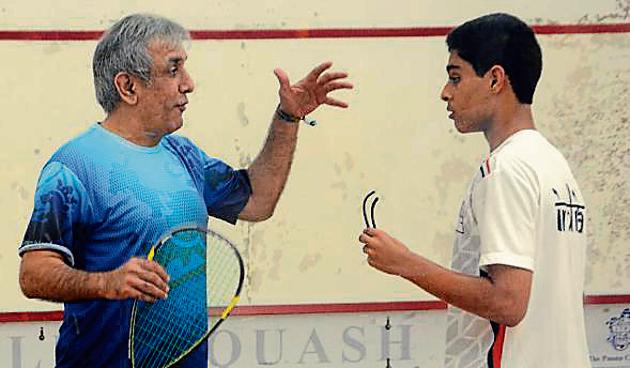 Deepak Modani (left) trains youth in squash in Pune.(Shankar Narayan/HT PHOTO)