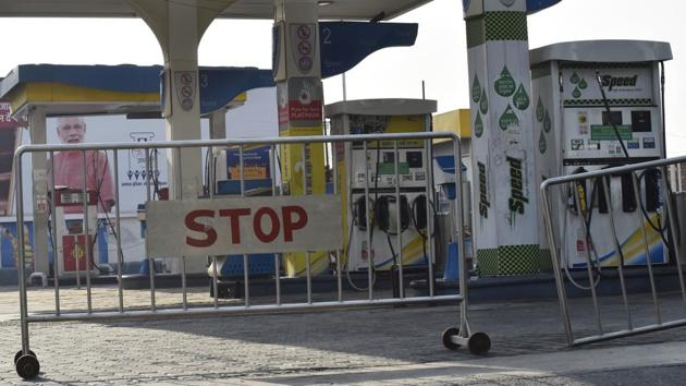 Closed petrol pumps as part of a protest demanding reduction in VAT from Delhi on October 22, 2018. (Vipin Kumar/HT PHOTO) Closed petrol pumps as part of a protest demanding reduction in VAT from Delhi on October 22, 2018. (Vipin Kumar/HT PHOTO)