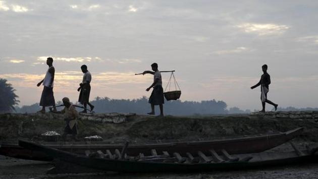 Muslim Rohingya fishermen walk by the port at a refugee camp outside Sittwe October 29, 2015.(REUTERS)