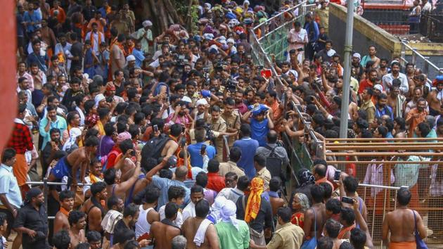 Protestors gather after a lady devotee trekked up with her family to Sabarimala temple, in Pathanamthitta, Saturday, Oct 20, 2018.(PTI)