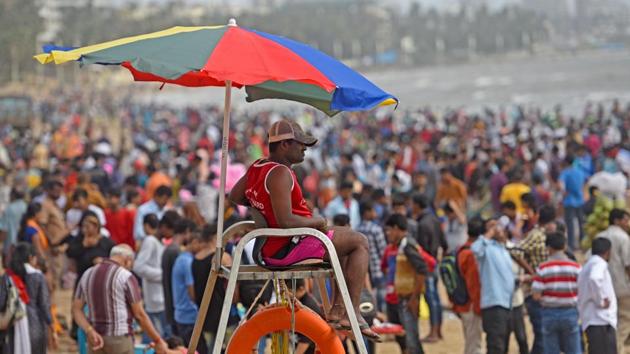 Juhu Beach has only two to three lifeguards to keep watch at any given time. (HT Photo) Juhu Beach has only two to three lifeguards to keep watch at any given time. (HT Photo)