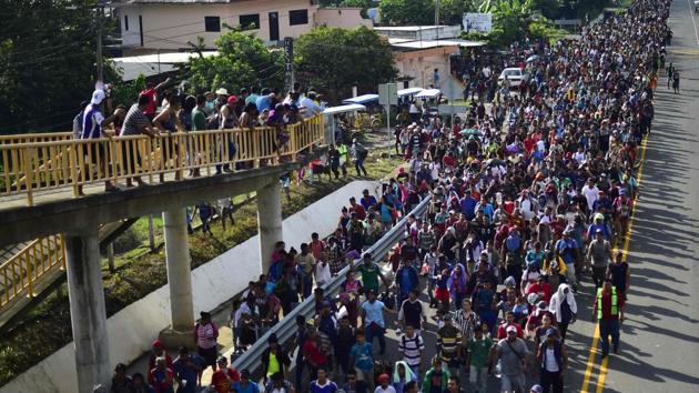 Honduran migrants take part in a caravan heading to the US on the road linking Ciudad Hidalgo and Tapachula, Chiapas state. (AFP Photo) Honduran migrants take part in a caravan heading to the US on the road linking Ciudad Hidalgo and Tapachula, Chiapas state. (AFP Photo)