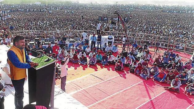Jat leader Hanuman Beniwal addresses a rally in Barmer.(HT File Photo)