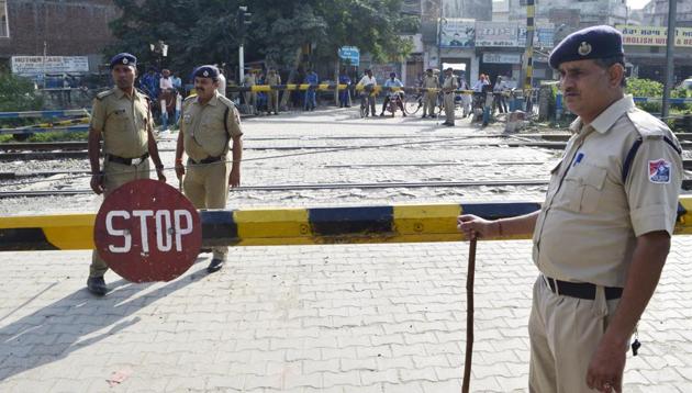 Security personnel at Jaura Phatak in Amritsar on Monday.(Sameer Sehgal/HT)