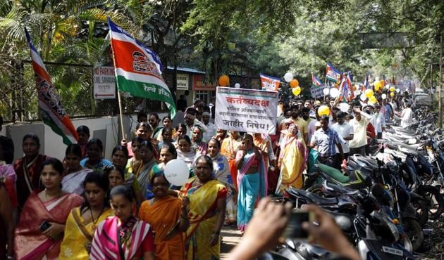 MNS carried out a rally in the support of a police officer abruptly transferred after he lodged an FIR against a local BJP MLA, Pune. Thousands participated in the march which was organised at Kondhva in Pune (Rahul Raut/HT PHOTO) MNS carried out a rally in the support of a police officer abruptly transferred after he lodged an FIR against a local BJP MLA, Pune. Thousands participated in the march which was organised at Kondhva in Pune (Rahul Raut/HT PHOTO)