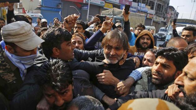 Policemen try to stop chairman of Jammu and Kashmir Liberation Front Muhammad Yasin Malik (C) and his supporters as they try to march towards the historic Ghanta Ghar in Lal Chowk, Srinagar. Authorities sealed Lal Chowk to prevent a march called by Joint Resistance Leadership against the killing of seven civilians in Kulgam. (Waseem Andrabi/ HT Photo) 