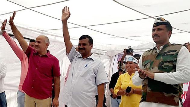 Delhi chief minister Arvind Kejriwal and his deputy Manish Sisodia during an Aadm Aadmi Party rally in Jhajjar on Monday. (Manoj Dhaka/HT) Delhi chief minister Arvind Kejriwal and his deputy Manish Sisodia during an Aadm Aadmi Party rally in Jhajjar on Monday. (Manoj Dhaka/HT)