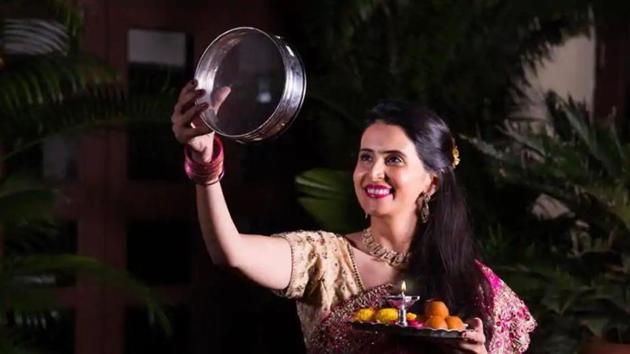 Karwa Chauth falls on the fourth day of the Hindu luni-solar calendar. ‘Karva’ means earthen pots used to store wheat and ‘chauth’ means the fourth day.(Shutterstock)